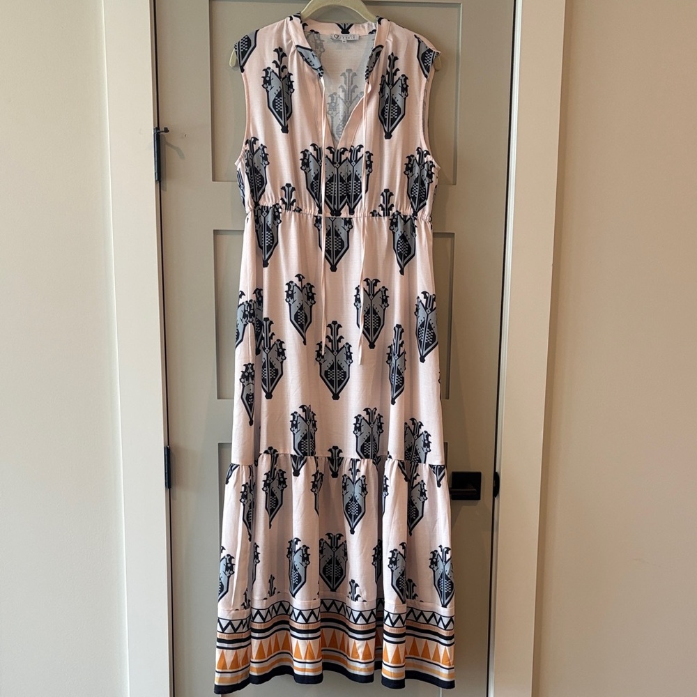 Elegant Sleeveless Maxi Dress with Black Pattern